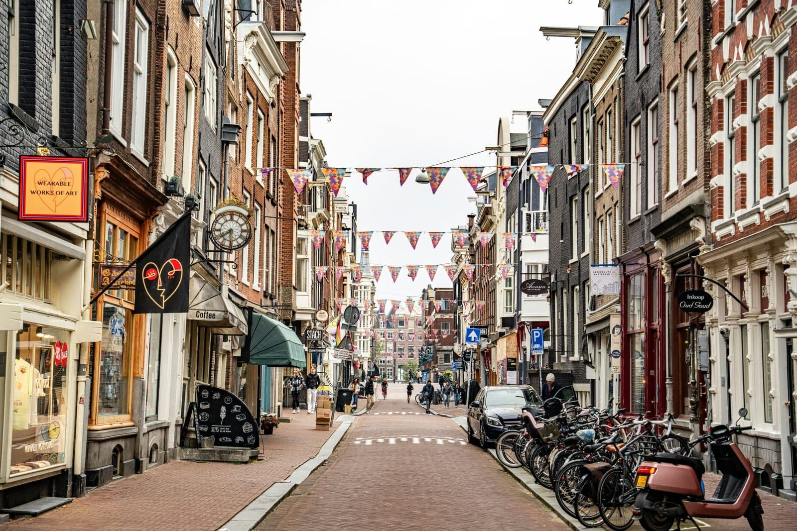Vriendengroep viert feest op festival — actie en aandacht