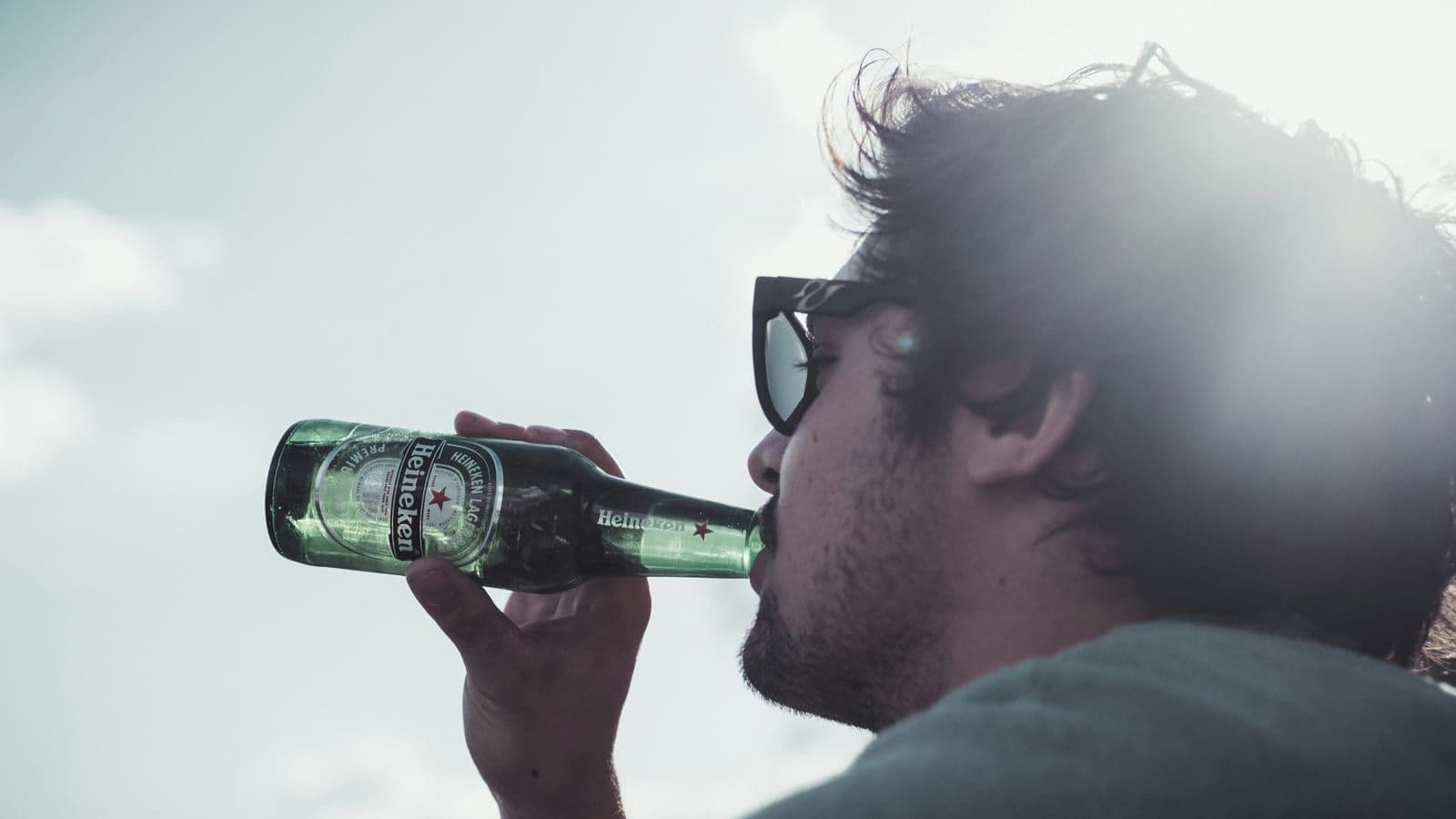 Man drinkt Heineken — herkenbaar merk in het dagelijks leven