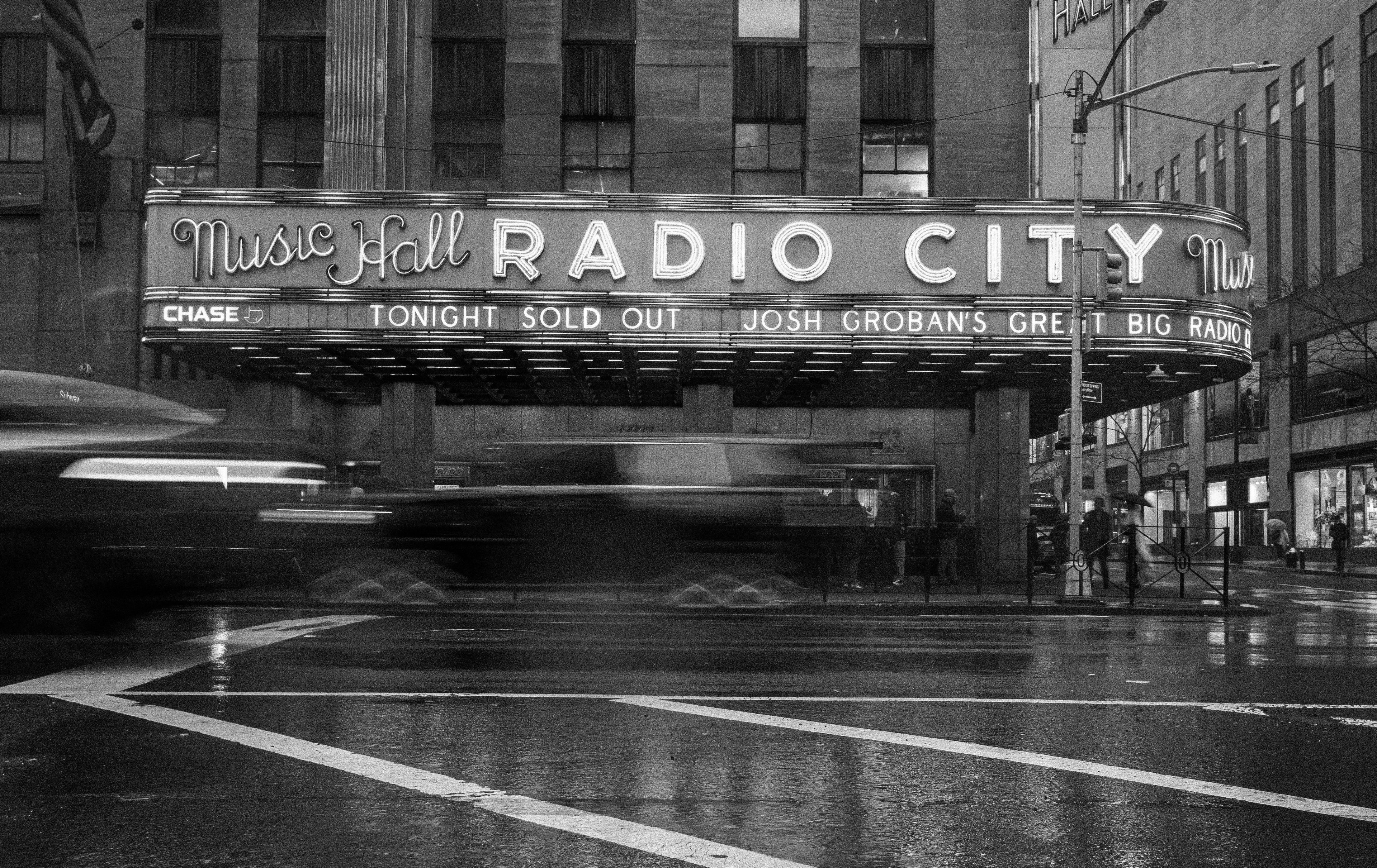 Radio City Music Hall in New York — historisch anker voor de eerste radiocommercial (1922)