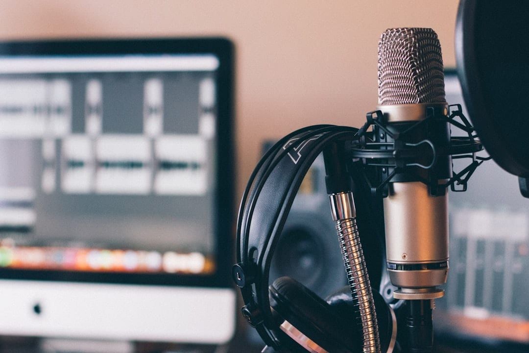 Radiopresentator achter de microfoon in de studio