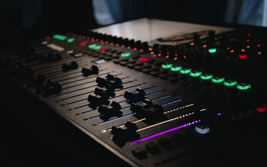 Radiostudio met microfoon en mengpaneel